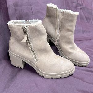 Maurice’s size 10 tan zipper boot